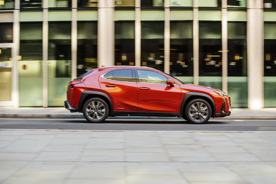  Lexus UX250h F-Sport 2019 года  (UK) (фото 3 из 40)